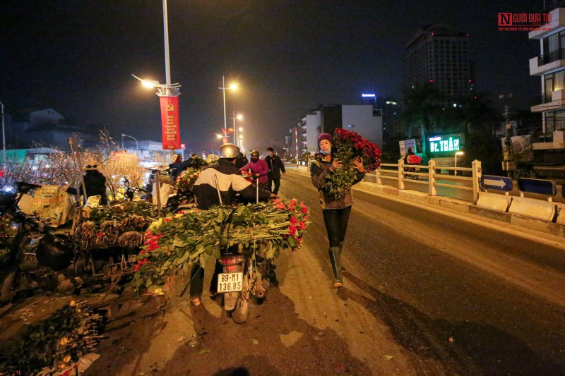 Tiêu dùng & Dư luận - Chợ hoa Quảng Bá trong ngày rằm tháng Chạp (Hình 2).