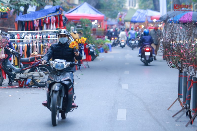 Tiêu dùng & Dư luận - Chợ hoa Tết Tân Sửu vắng bóng người mua