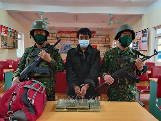 Nghệ An: Bắt giữ đối tượng vận chuyển 8 bánh heroin, một thiếu niên tử vong do pháo nổ - Ảnh 1. Nghệ An: Bắt giữ đối tượng vận chuyển 8 bánh heroin, một thiếu niên tử vong do pháo nổ - Ảnh 1.