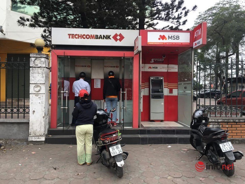 Cây ATM vắng khác thường ngày giáp Tết - Ảnh 1.