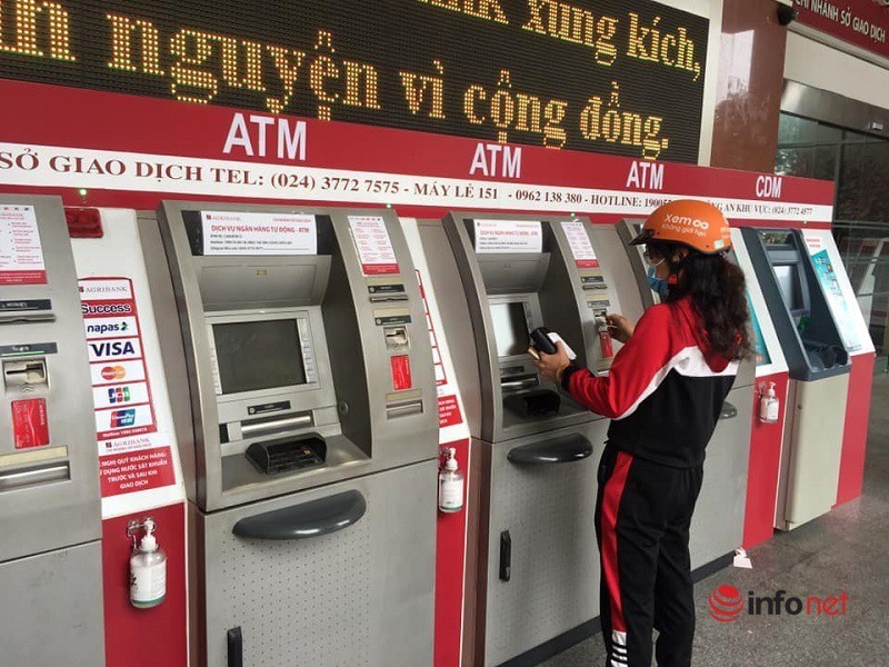 Cây ATM vắng khác thường ngày giáp Tết - Ảnh 8.