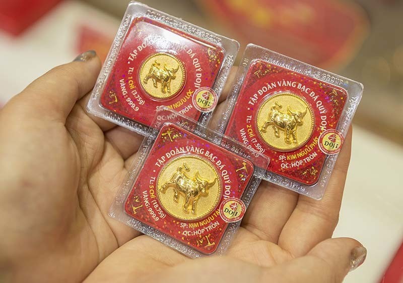 Tiêu dùng & Dư luận - Những vật phẩm 'khủng' bằng vàng được chào hàng trong ngày vía Thần tài (Hình 4).