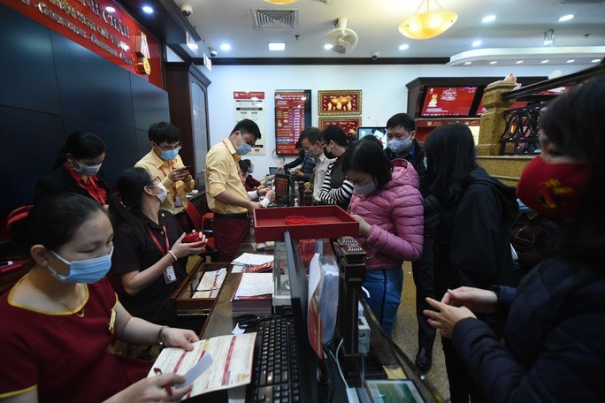 Trước ngày Thần Tài, một người bán 130 cây vàng thu về hơn 7,2 tỉ đồng - Ảnh 1. Trước ngày Thần Tài, một người bán 130 cây vàng thu về hơn 7,2 tỉ đồng - Ảnh 1.