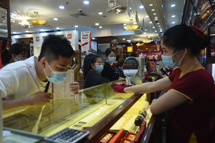 Trước ngày Thần Tài, một người bán 130 cây vàng thu về hơn 7,2 tỉ đồng - Ảnh 2. Trước ngày Thần Tài, một người bán 130 cây vàng thu về hơn 7,2 tỉ đồng - Ảnh 2.