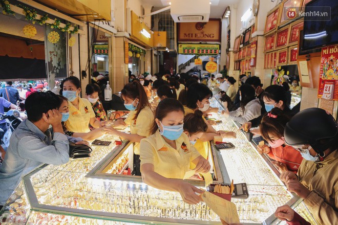 Người Sài Gòn ùn ùn đi mua vàng ngày vía Thần tài, có người mua cả 2 cây vàng lấy may mắn - Ảnh 2. Người Sài Gòn ùn ùn đi mua vàng ngày vía Thần tài, có người mua cả 2 cây vàng lấy may mắn - Ảnh 2.