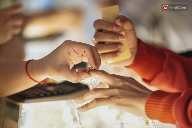 Người Sài Gòn ùn ùn đi mua vàng ngày vía Thần tài, có người mua cả 2 cây vàng lấy may mắn - Ảnh 12. Người Sài Gòn ùn ùn đi mua vàng ngày vía Thần tài, có người mua cả 2 cây vàng lấy may mắn - Ảnh 12.