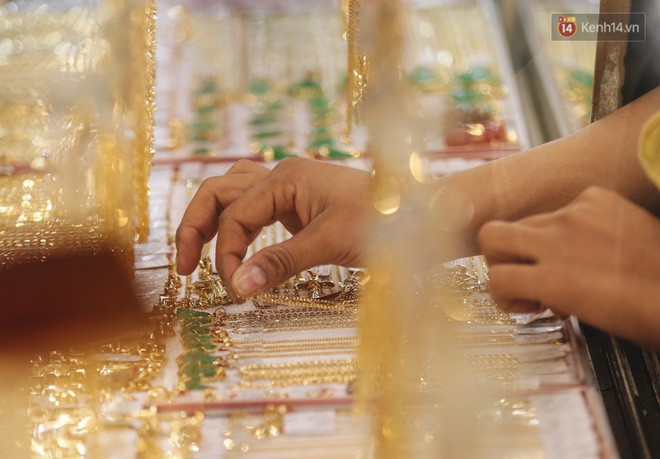 Người Sài Gòn ùn ùn đi mua vàng ngày vía Thần tài, có người mua cả 2 cây vàng lấy may mắn - Ảnh 15. Người Sài Gòn ùn ùn đi mua vàng ngày vía Thần tài, có người mua cả 2 cây vàng lấy may mắn - Ảnh 15.
