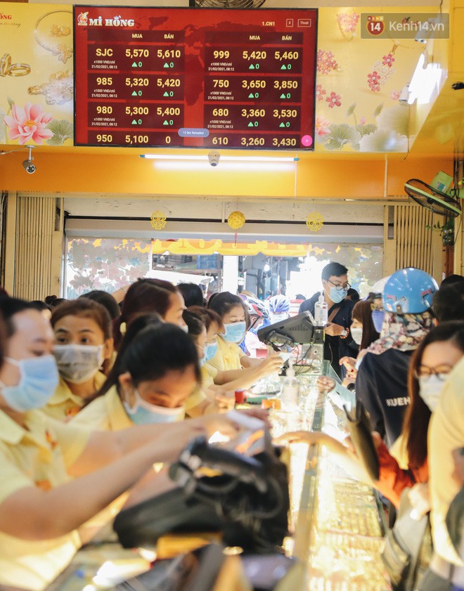Người Sài Gòn ùn ùn đi mua vàng ngày vía Thần tài, có người mua cả 2 cây vàng lấy may mắn - Ảnh 17. Người Sài Gòn ùn ùn đi mua vàng ngày vía Thần tài, có người mua cả 2 cây vàng lấy may mắn - Ảnh 17.