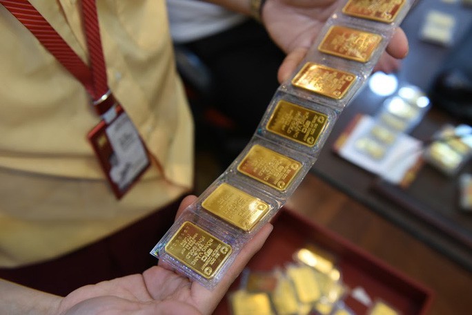 Trước ngày Thần Tài, một người bán 130 cây vàng thu về hơn 7,2 tỉ đồng - Ảnh 3. Trước ngày Thần Tài, một người bán 130 cây vàng thu về hơn 7,2 tỉ đồng - Ảnh 3.