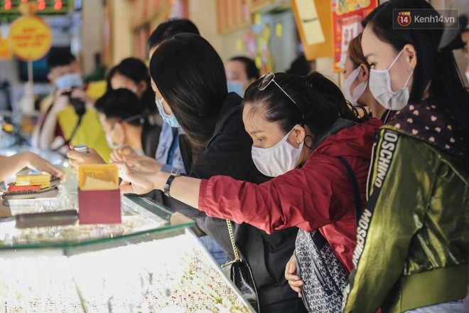 Người Sài Gòn ùn ùn đi mua vàng ngày vía Thần tài, có người mua cả 2 cây vàng lấy may mắn - Ảnh 3. Người Sài Gòn ùn ùn đi mua vàng ngày vía Thần tài, có người mua cả 2 cây vàng lấy may mắn - Ảnh 3.