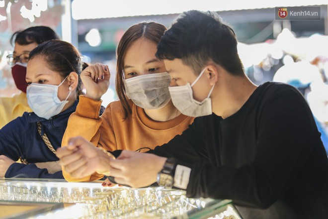 Người Sài Gòn ùn ùn đi mua vàng ngày vía Thần tài, có người mua cả 2 cây vàng lấy may mắn - Ảnh 4. Người Sài Gòn ùn ùn đi mua vàng ngày vía Thần tài, có người mua cả 2 cây vàng lấy may mắn - Ảnh 4.