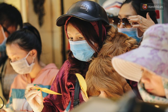 Người Sài Gòn ùn ùn đi mua vàng ngày vía Thần tài, có người mua cả 2 cây vàng lấy may mắn - Ảnh 5. Người Sài Gòn ùn ùn đi mua vàng ngày vía Thần tài, có người mua cả 2 cây vàng lấy may mắn - Ảnh 5.