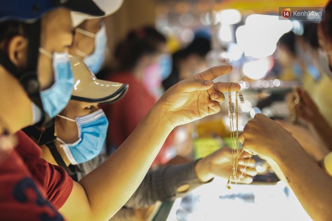 Người Sài Gòn ùn ùn đi mua vàng ngày vía Thần tài, có người mua cả 2 cây vàng lấy may mắn - Ảnh 9. Người Sài Gòn ùn ùn đi mua vàng ngày vía Thần tài, có người mua cả 2 cây vàng lấy may mắn - Ảnh 9.