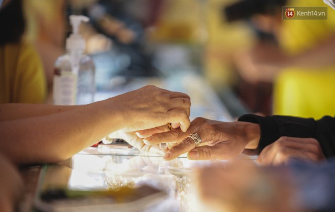 Người Sài Gòn ùn ùn đi mua vàng ngày vía Thần tài, có người mua cả 2 cây vàng lấy may mắn - Ảnh 10. Người Sài Gòn ùn ùn đi mua vàng ngày vía Thần tài, có người mua cả 2 cây vàng lấy may mắn - Ảnh 10.