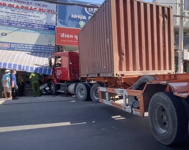 TP.HCM: Xe đầu kéo lao vào nhà dân khiến 1 người tử vong - Ảnh 1. TP.HCM: Xe đầu kéo lao vào nhà dân khiến 1 người tử vong - Ảnh 1.