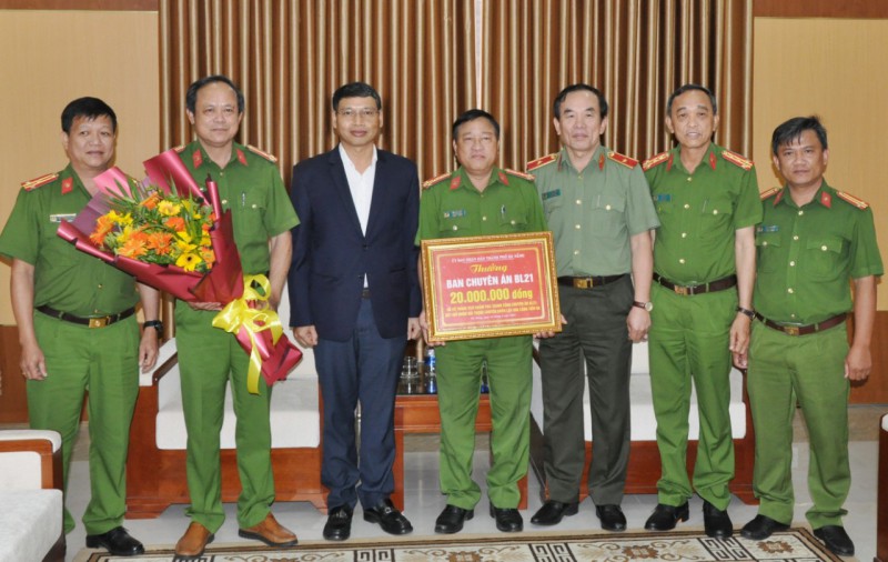 Đà Nẵng: Khởi tố 3 bị can buôn lậu hàng mỹ phẩm trị giá hơn 14 tỷ đồng qua cảng Tiên Sa - Ảnh 2. Đà Nẵng: Khởi tố 3 bị can buôn lậu hàng mỹ phẩm trị giá hơn 14 tỷ đồng qua cảng Tiên Sa - Ảnh 2.