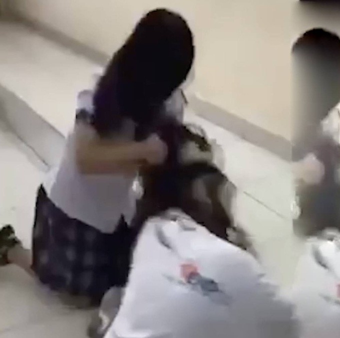 TP Hồ Chí Minh, hai nữ sinh lớp 10 đánh bạn bị đình chỉ học một tuần - Ảnh 1.