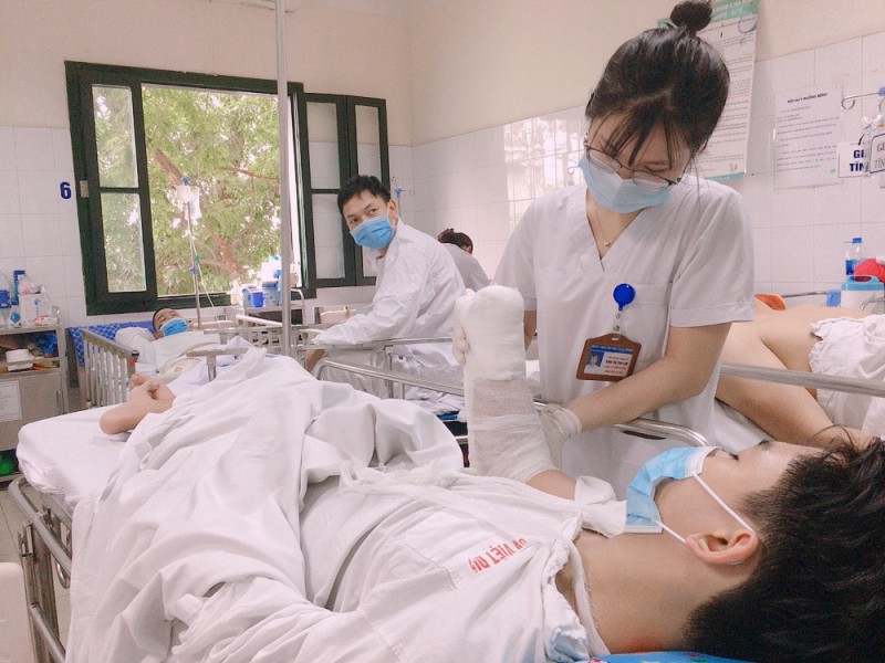 Nam sinh bị cắt cụt tay do pháo tự chế phát nổ - Ảnh 1. Nam sinh bị cắt cụt tay do pháo tự chế phát nổ - Ảnh 1.