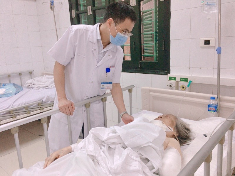 Hà Nội: Bị chó Bully nặng hơn 30 kg tấn công, cụ bà 87 tuổi nguy kịch - Ảnh 2. Hà Nội: Bị chó Bully nặng hơn 30 kg tấn công, cụ bà 87 tuổi nguy kịch - Ảnh 2.