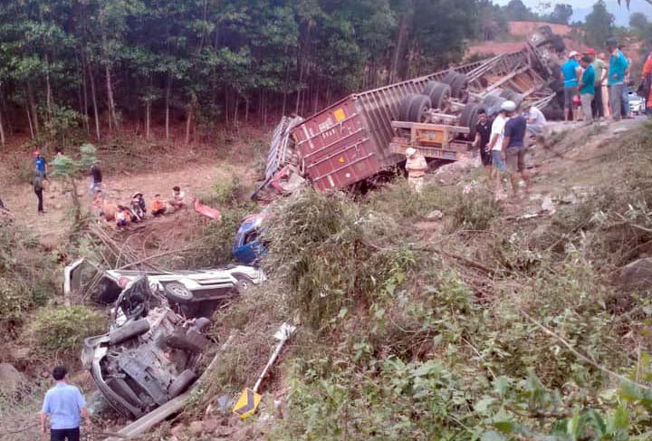 Quảng Trị: Mất phanh, container tông liên hoàn 4 xe ô tô trên Quốc lộ 9 - Ảnh 1.