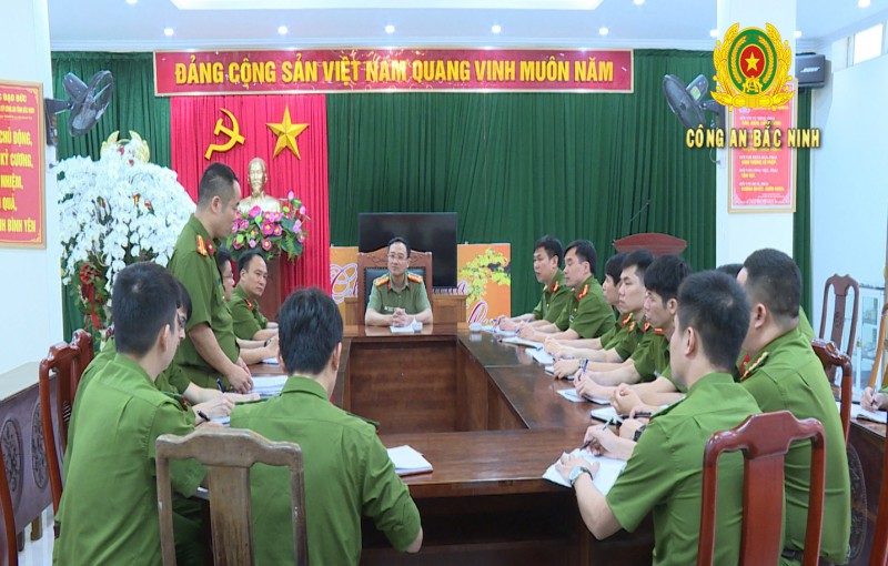 Bắt giữ nhóm đối tượng làm giả giấy tờ, lừa đảo chiếm đoạt hơn 70 chiếc xe ô tô - Ảnh 4. Bắt giữ nhóm đối tượng làm giả giấy tờ, lừa đảo chiếm đoạt hơn 70 chiếc xe ô tô - Ảnh 4.