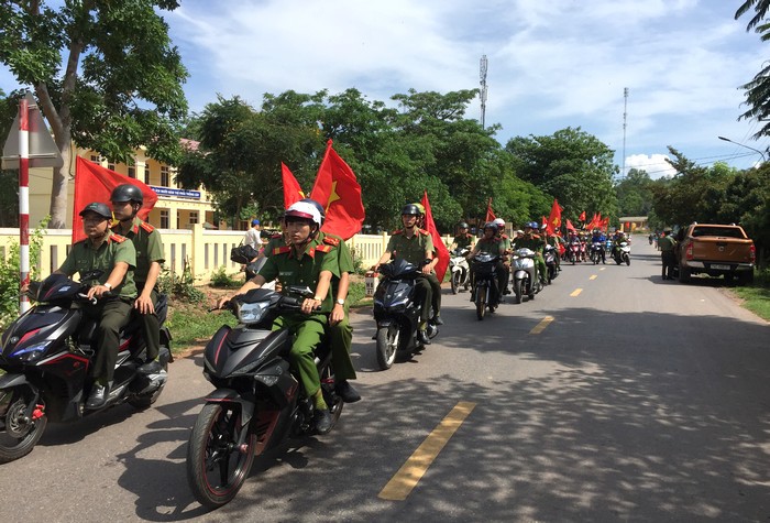 Lực lượng chức năng tỉnh Quảng Trị diễu hành tuyên truyền phòng, chống mua bán người Lực lượng chức năng tỉnh Quảng Trị diễu hành tuyên truyền phòng, chống mua bán người