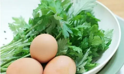 Rán trứng đừng bỏ hành nữa, cho rau này giúp món gấp đôi giá trị dinh dưỡng, trị được nhiều bệnh