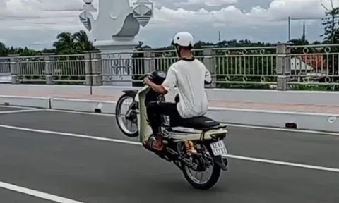 Nam thanh niên 17 tuổi đi xe máy bốc đầu, buông 2 tay để câu view, bị phạt nặng ở Long An