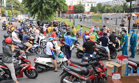Xếp hàng từ 4h sáng đi siêu thị tích trữ thực phẩm ở TP.HCM